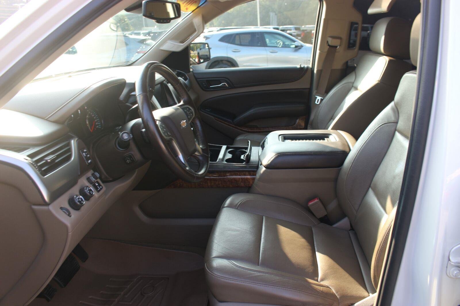 Used 2016 IRIDESCENT PEARL TRICOAT Chevrolet LTZ image 17