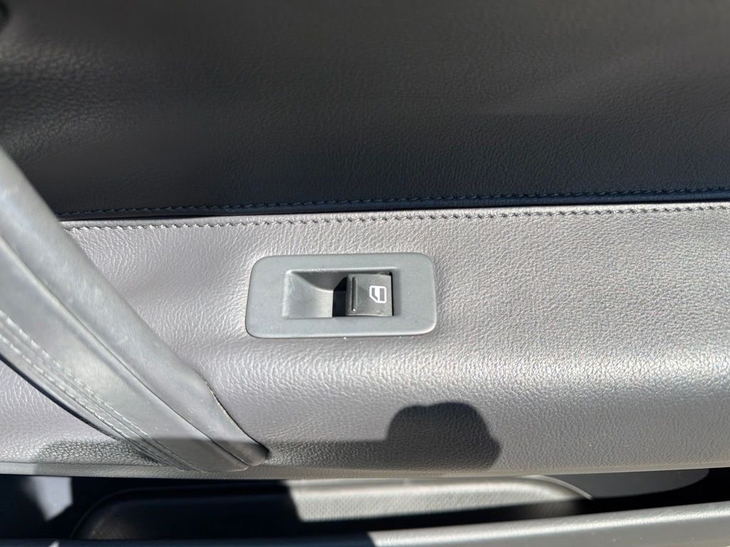 Used 2006 Silver Volkswagen V10 TDI image 15