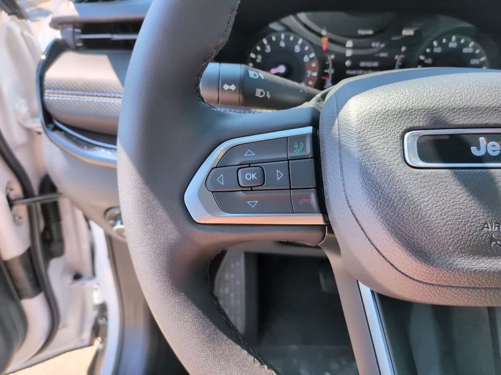 New 2026 Bright White Clear-Coat Exterior Paint Jeep Latitude image 21