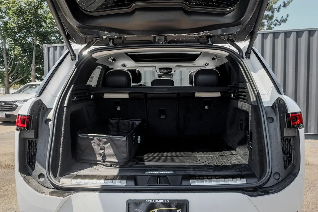 New 2026 Fuji White Land Rover Dynamic SE image 9
