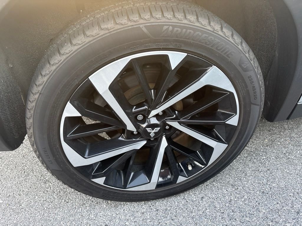 Used 2022 Silver Mitsubishi SE image 10