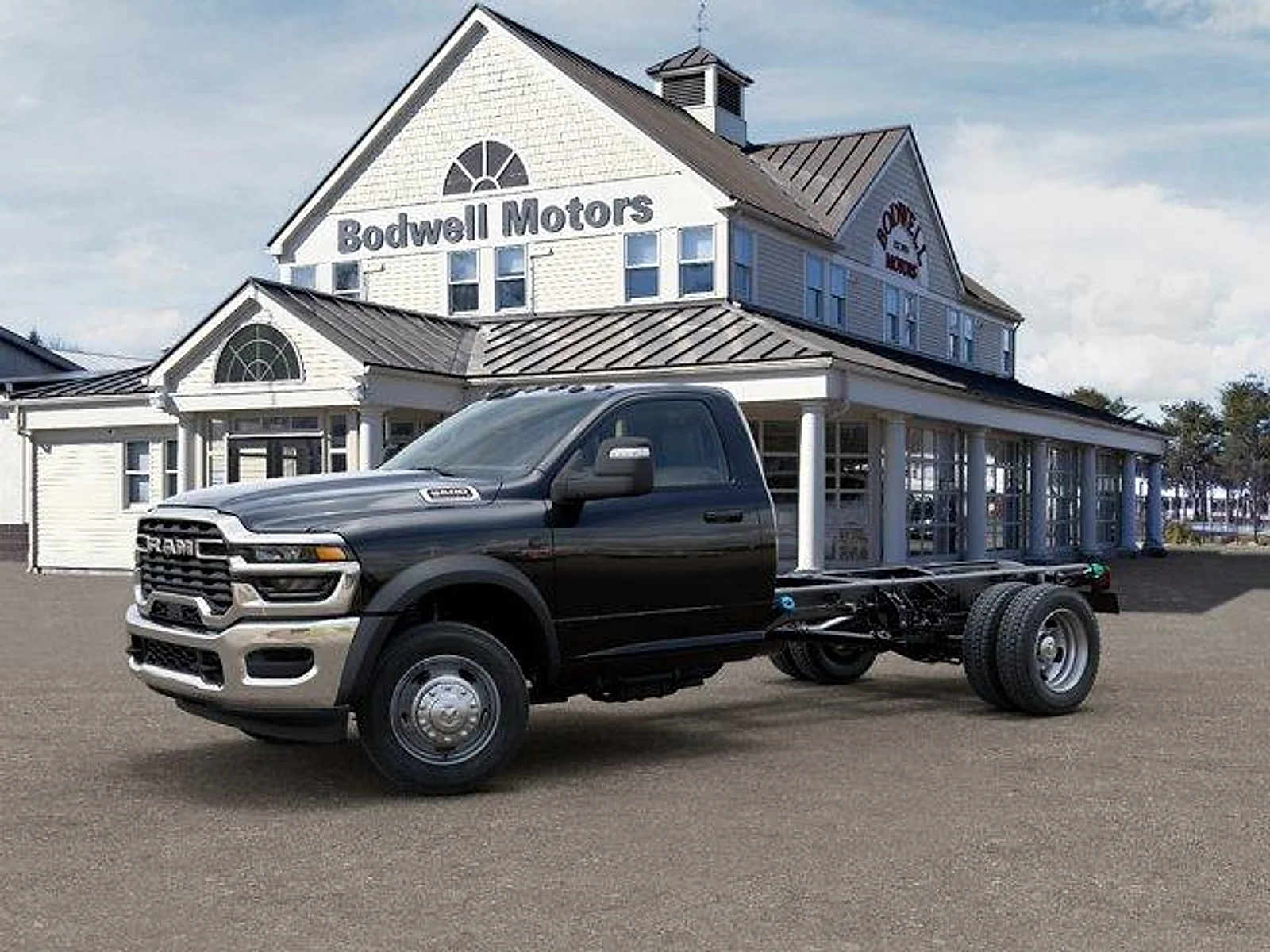 New 2026 Diamond Black Crystal Pearl-Coat Exterior Paint RAM Tradesman 4x4 Reg Cab 84" CA 168.5" WB image 2