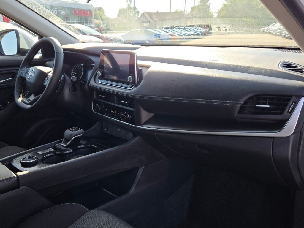2025 Nissan Rogue SV - Photo 6