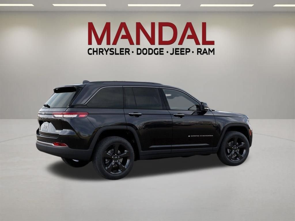New 2026 Diamond Black Crystal Pearl-Coat Exterior Paint Jeep Limited image 4