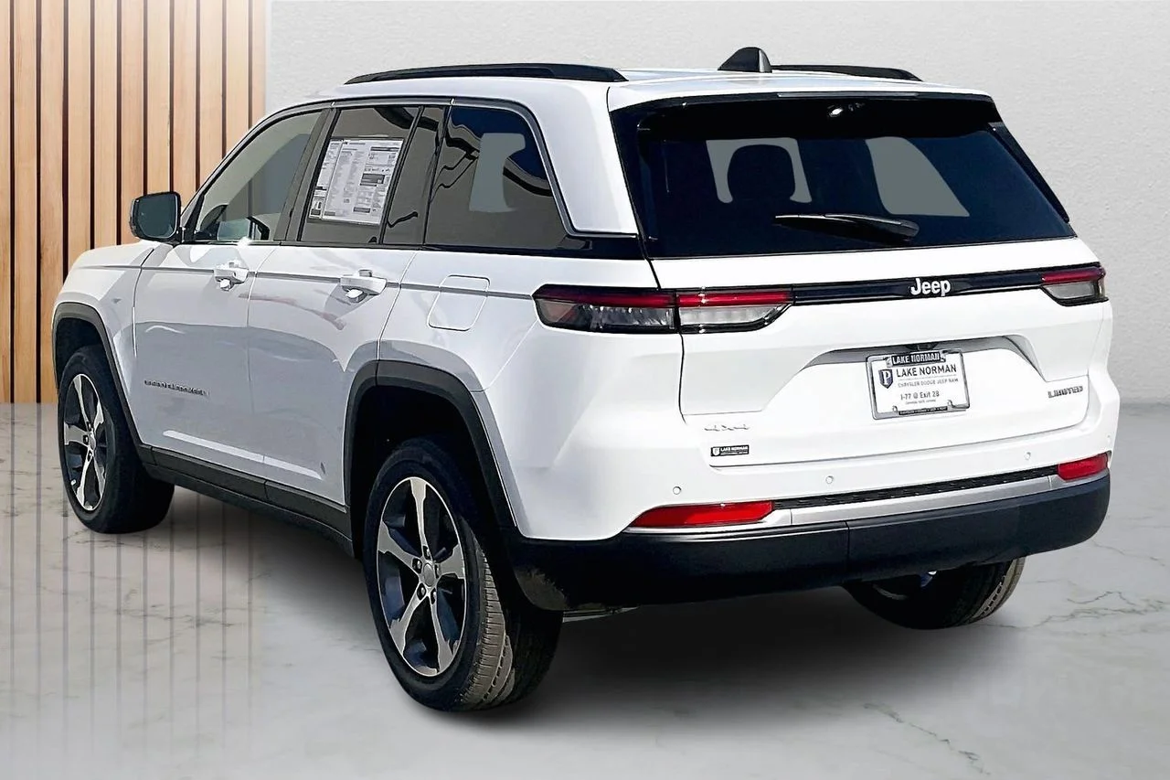 New 2026 Bright White Clear-Coat Exterior Paint Jeep Limited image 7