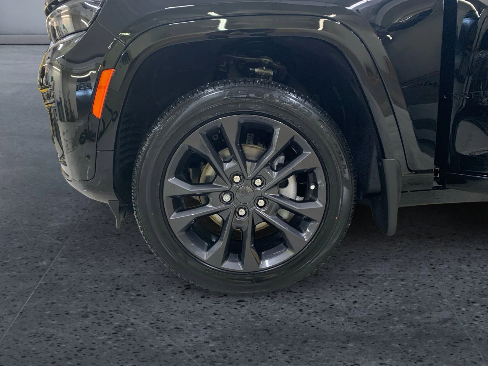 New 2026 Diamond Black Crystal Pearl Jeep Limited Reserve image 9