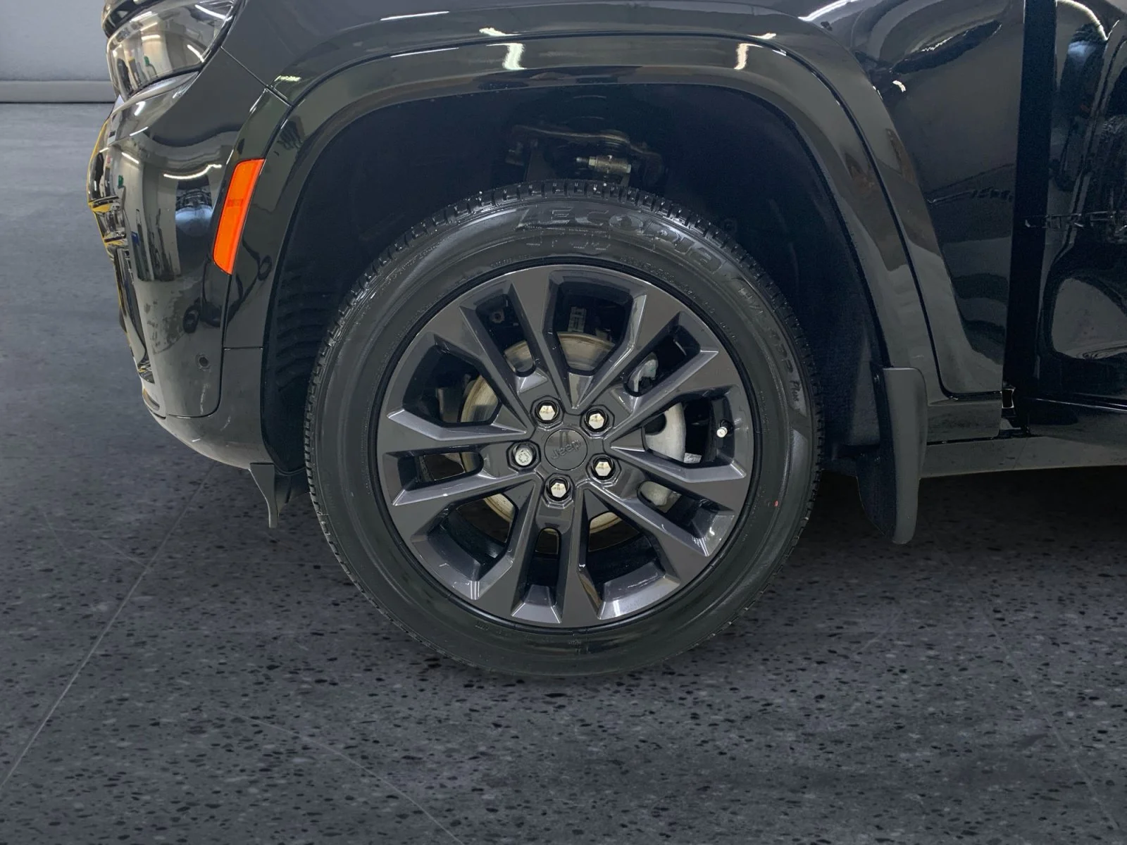 New 2026 Diamond Black Crystal Pearl Jeep Limited Reserve image 9
