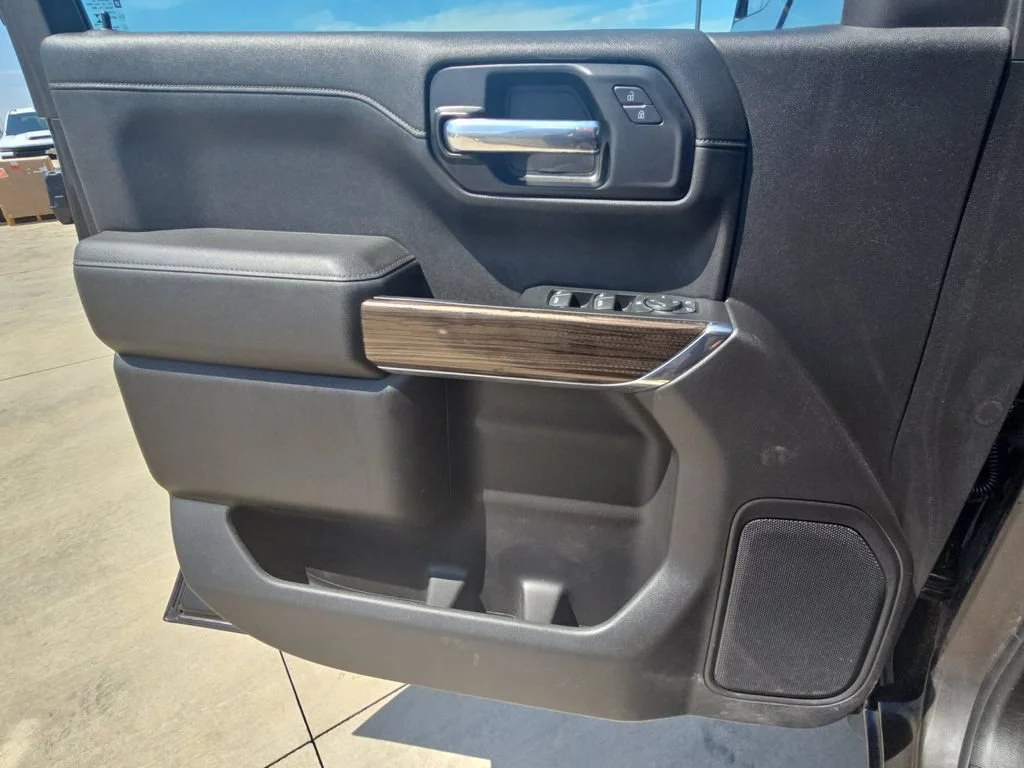 Used 2021 Oxford Brown Metallic Chevrolet RST image 27