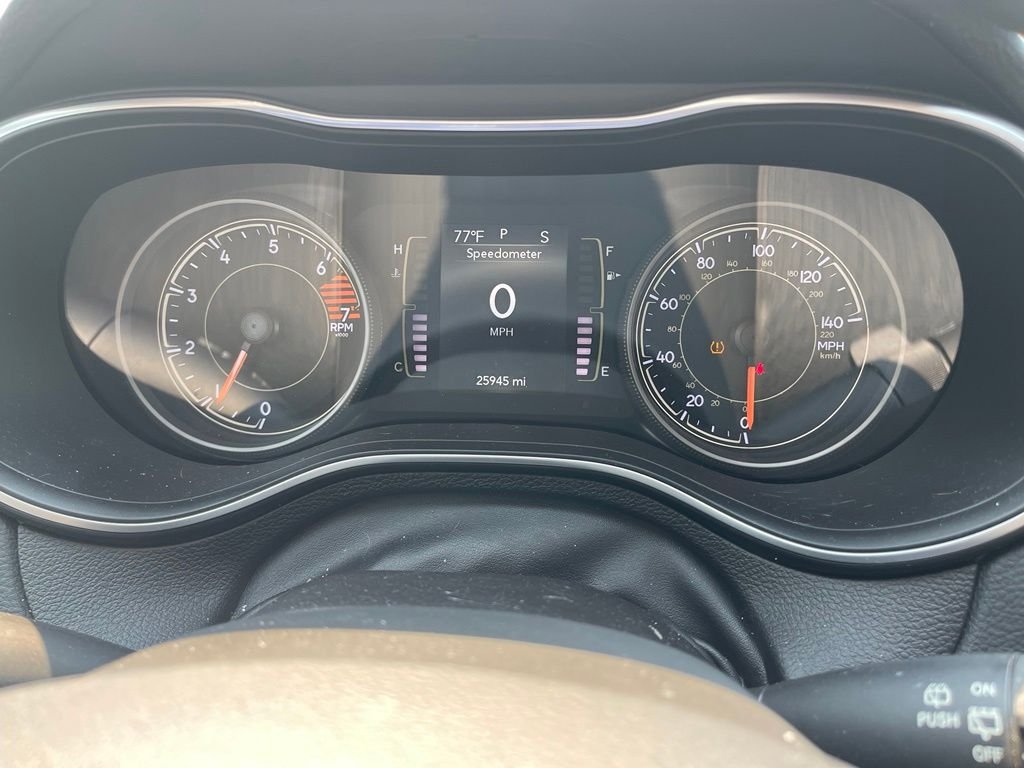 Used 2021 Green Jeep Latitude image 10