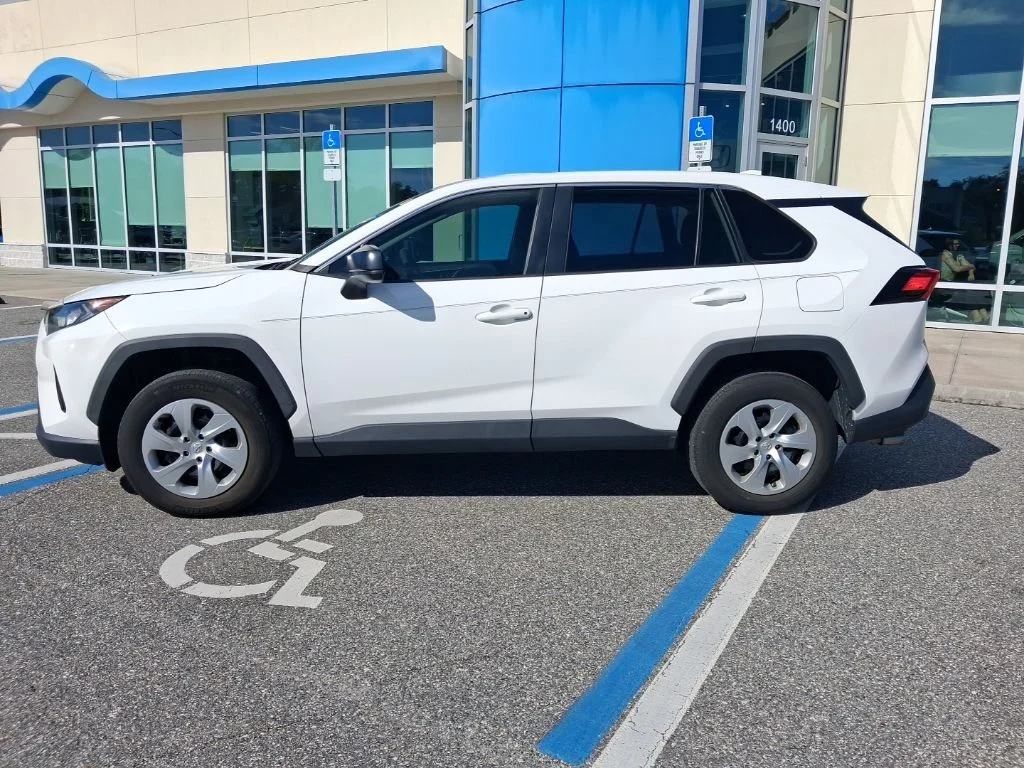 Used 2022 White Toyota LE image 8