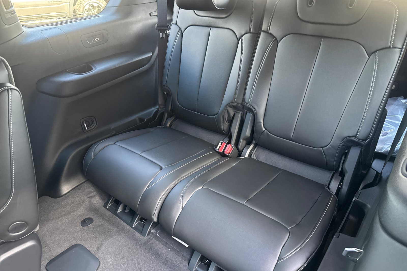 New 2025 Baltic Gray Metallic Clear-Coat Exterior Paint Jeep Limited image 15