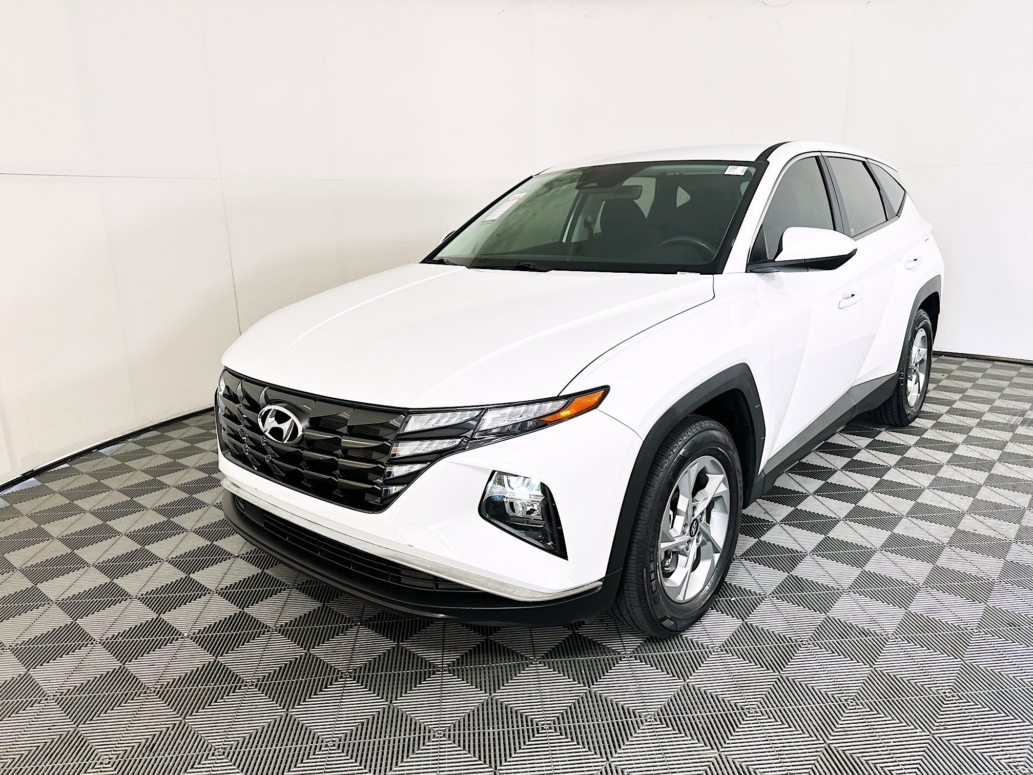 Used 2022 Quartz White Hyundai SE image 7
