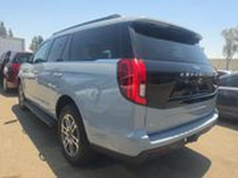 Used 2025 Glacier Gray Metallic TriCoat Ford Active image 4