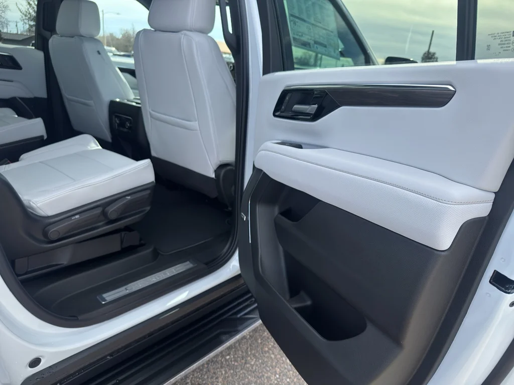 2026 Chevrolet Suburban Premier - Photo 18