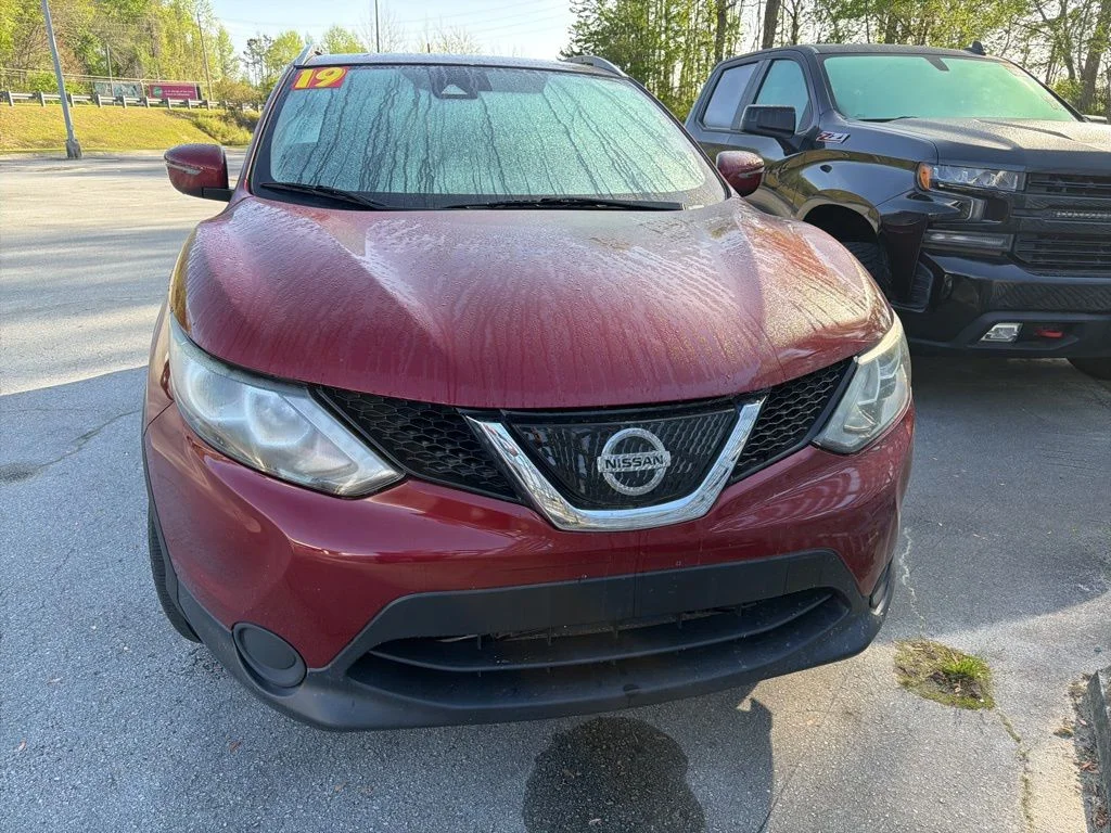 Used 2019 Red Nissan SV image 9