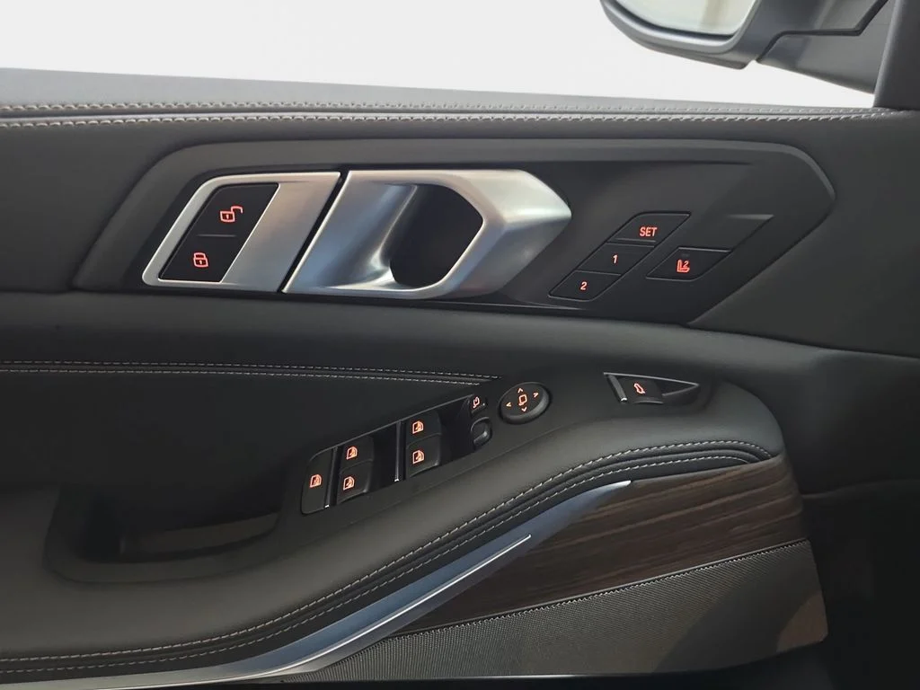 Used 2026 Skyscraper Grey Metallic BMW xDrive40i image 29