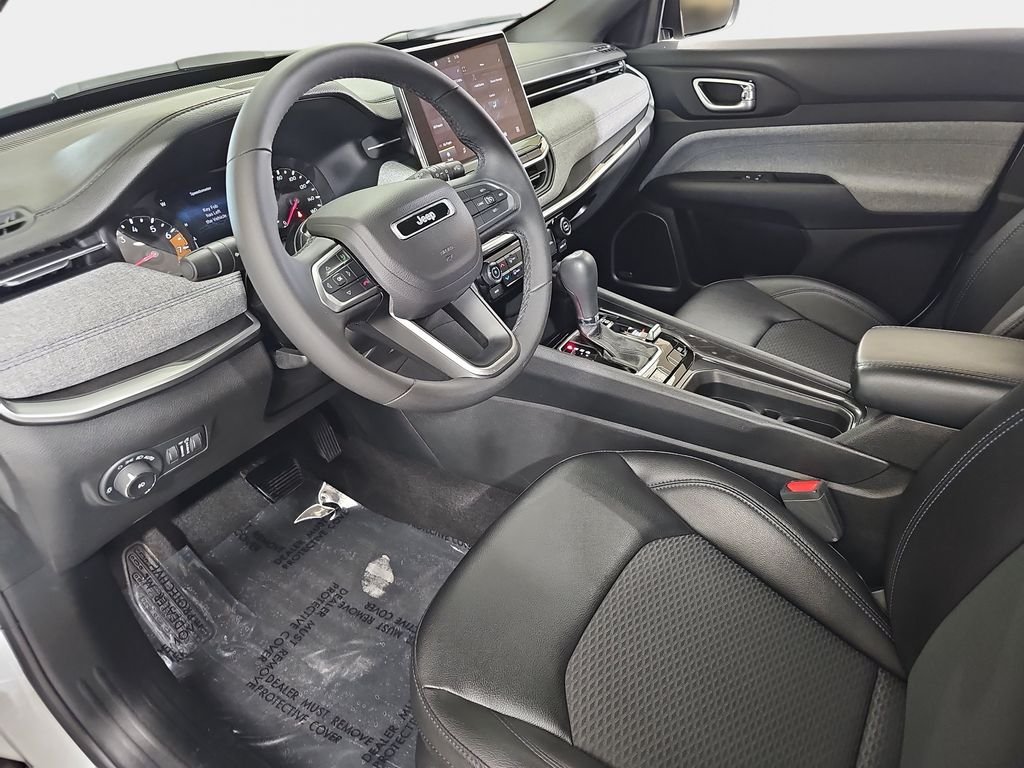 Used 2024 White Jeep Latitude image 18