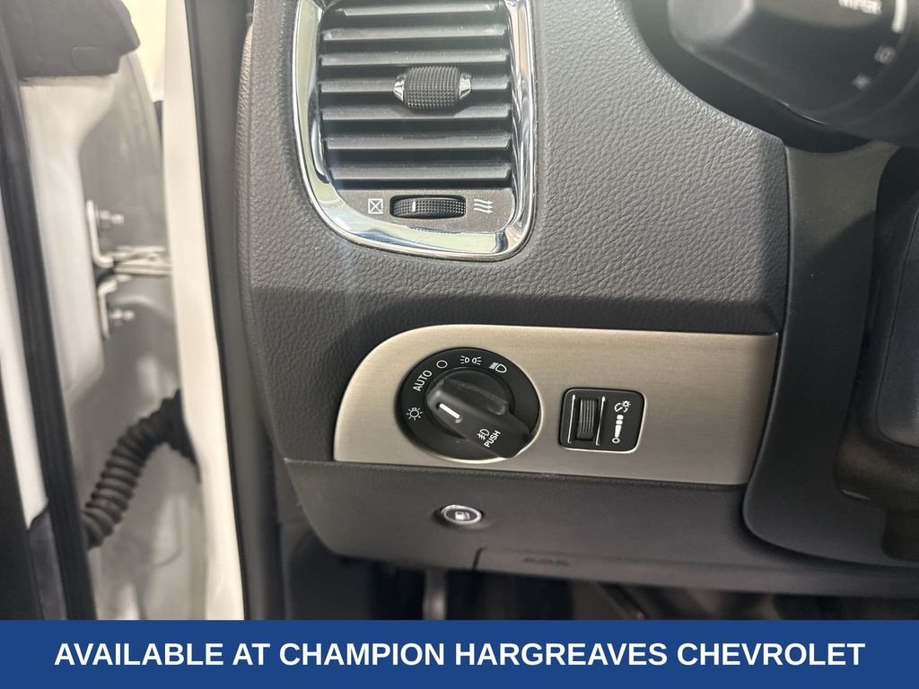 Used 2018 White Dodge SXT image 24
