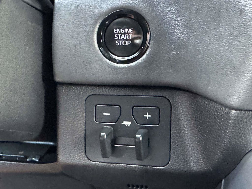 Used 2025 Silver Toyota Platinum image 9