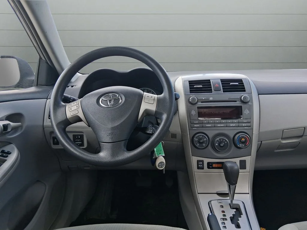 Used 2011 Silver Toyota LE image 12