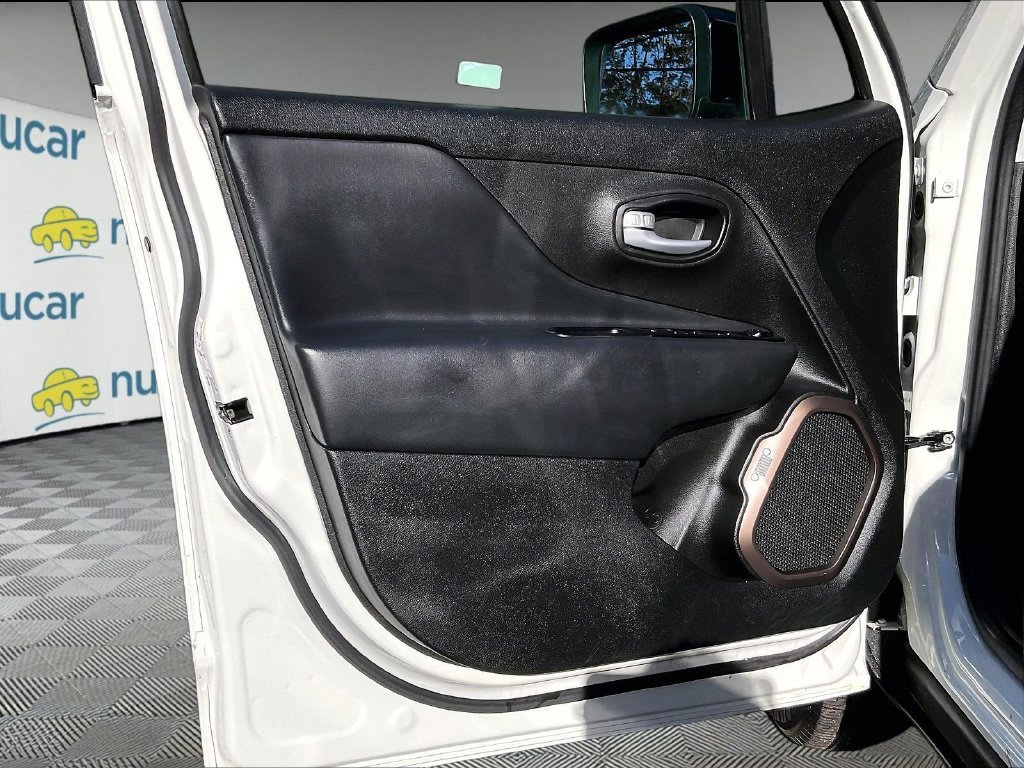 Used 2023 White Jeep Latitude image 9