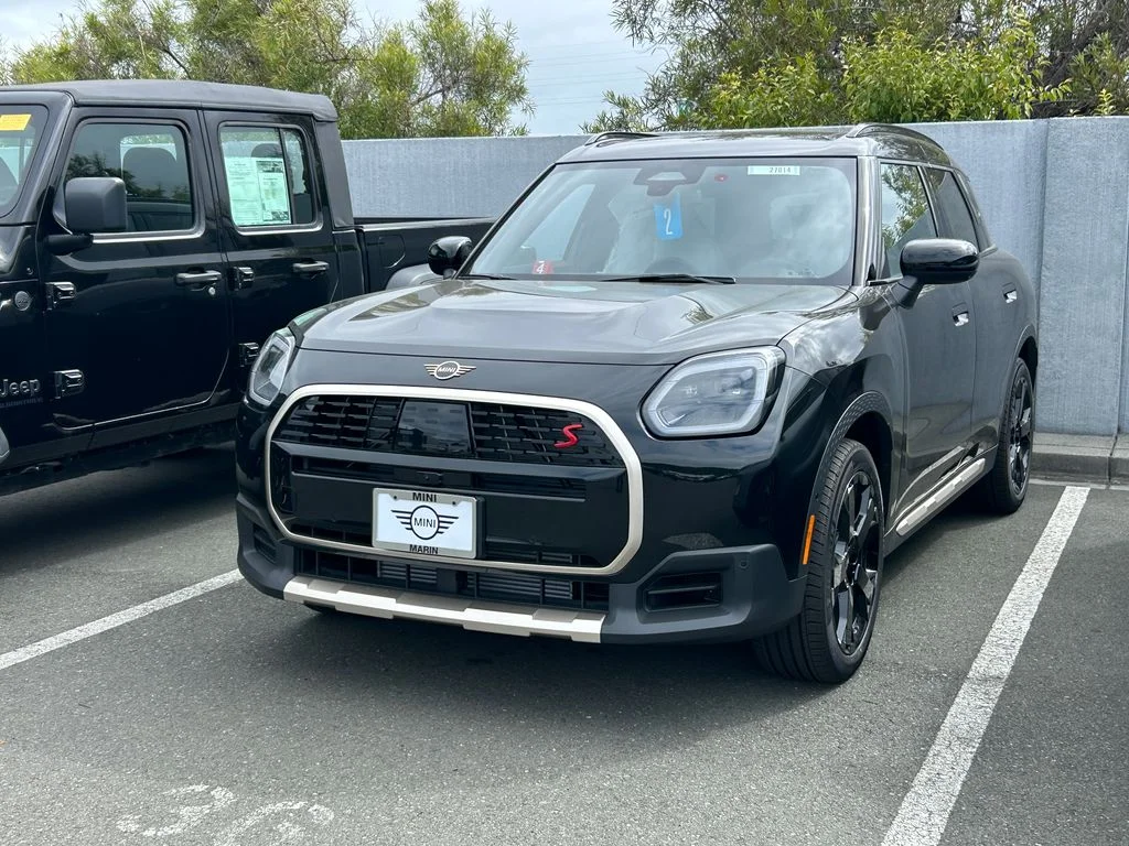 New 2027 Midnight Black II Metallic MINI Iconic image 2