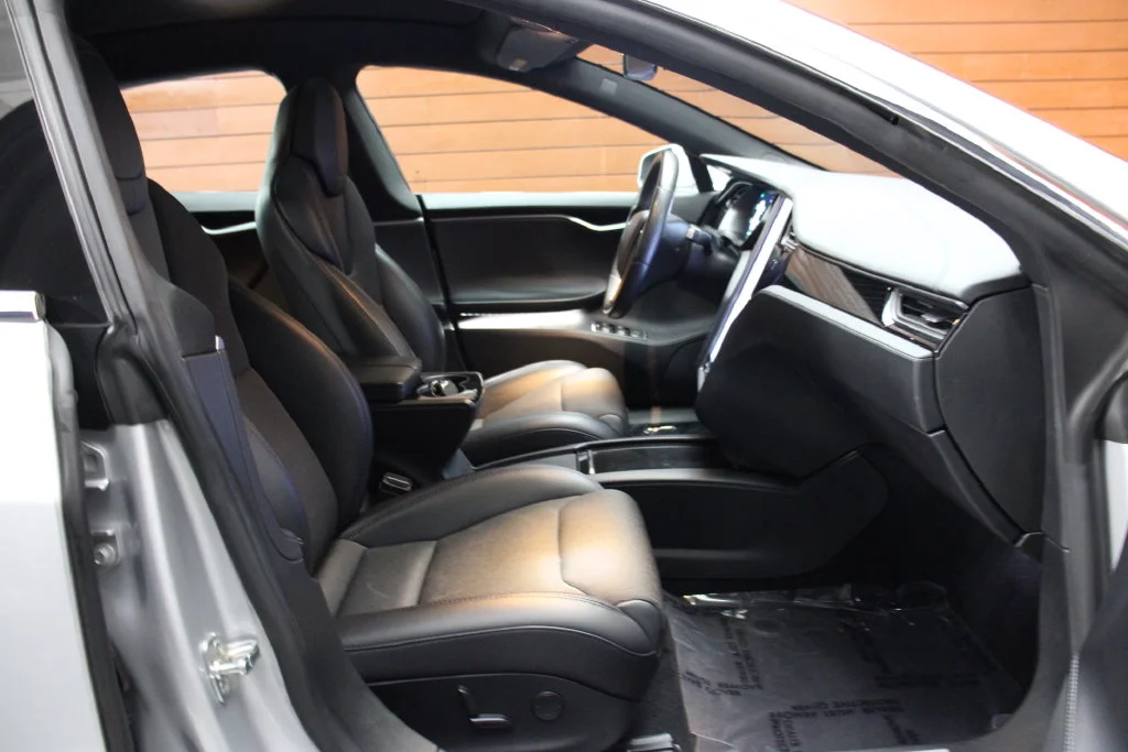 Used 2018 Obsidian Black Metallic Tesla  image 21