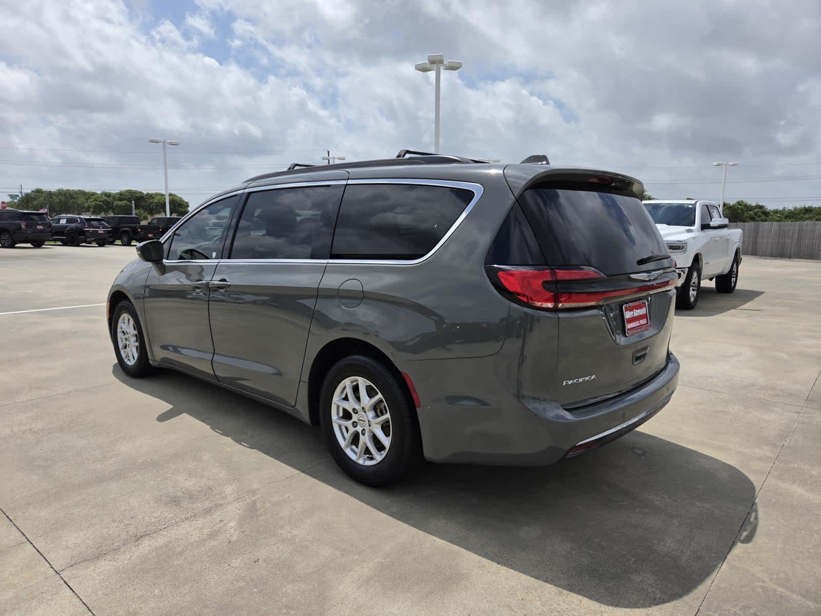 Used 2022 Ceramic Gray Clearcoat Chrysler Touring L image 3