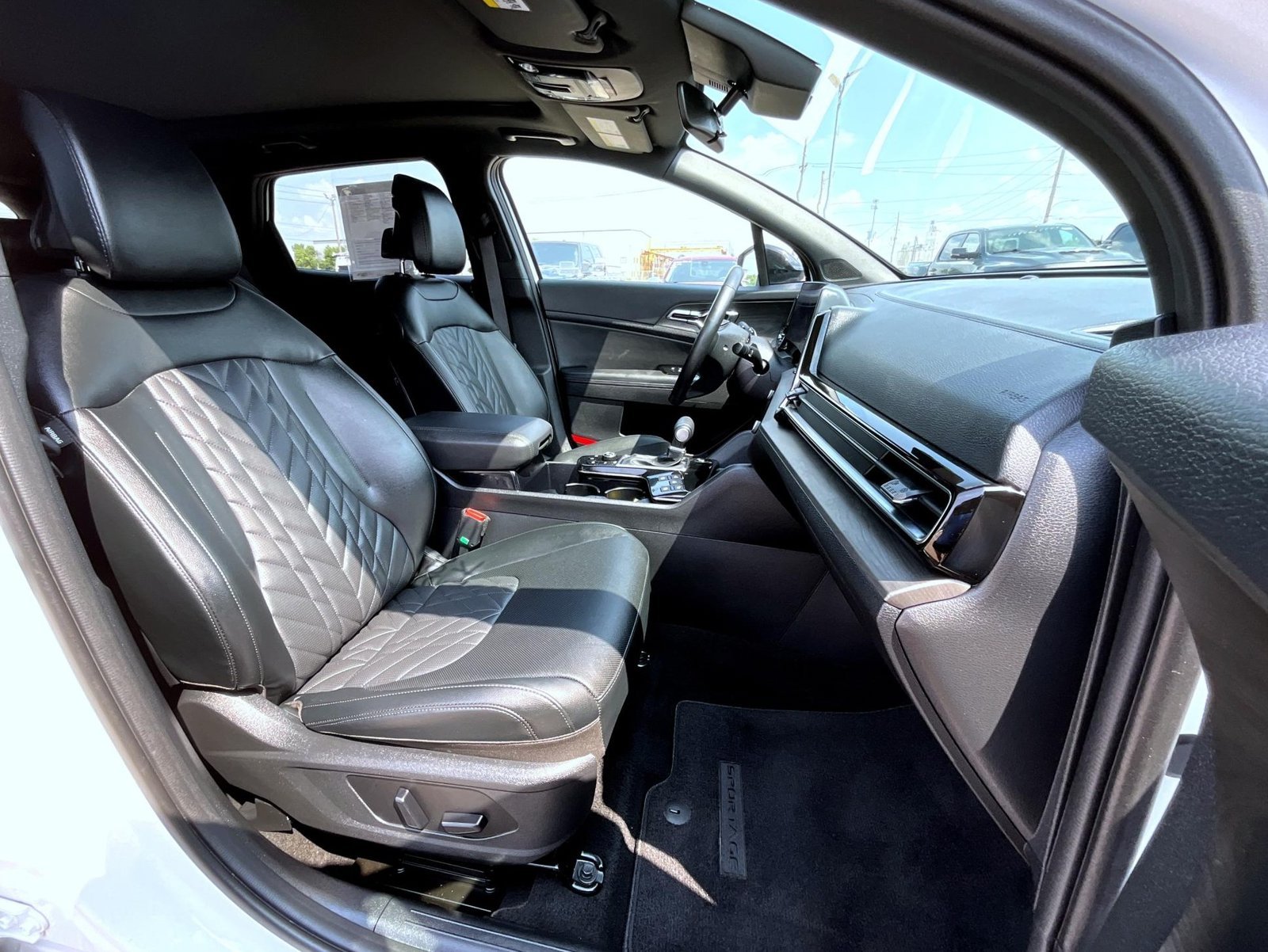 Used 2025 White Kia X-Pro Prestige image 16