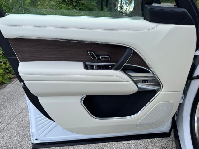 New 2026 Ostuni Pearl White Land Rover SE image 8