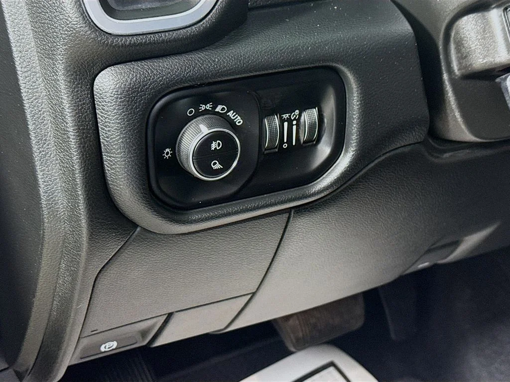 Used 2019 Diamond Black Crystal Pearlcoat Ram Laramie image 16