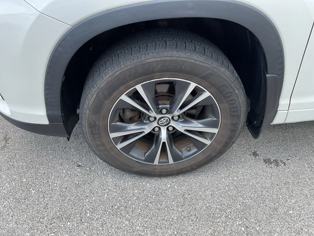 Used 2018 Blizzard Pearl Toyota LE image 5