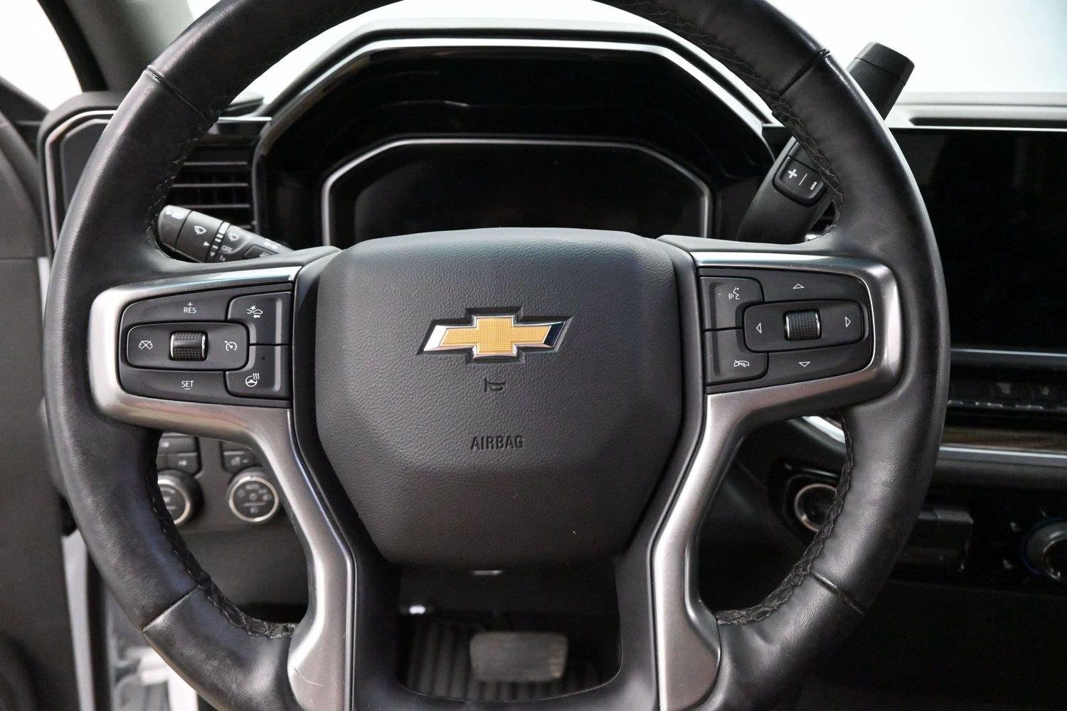 Used 2025 Summit White Chevrolet LT image 17