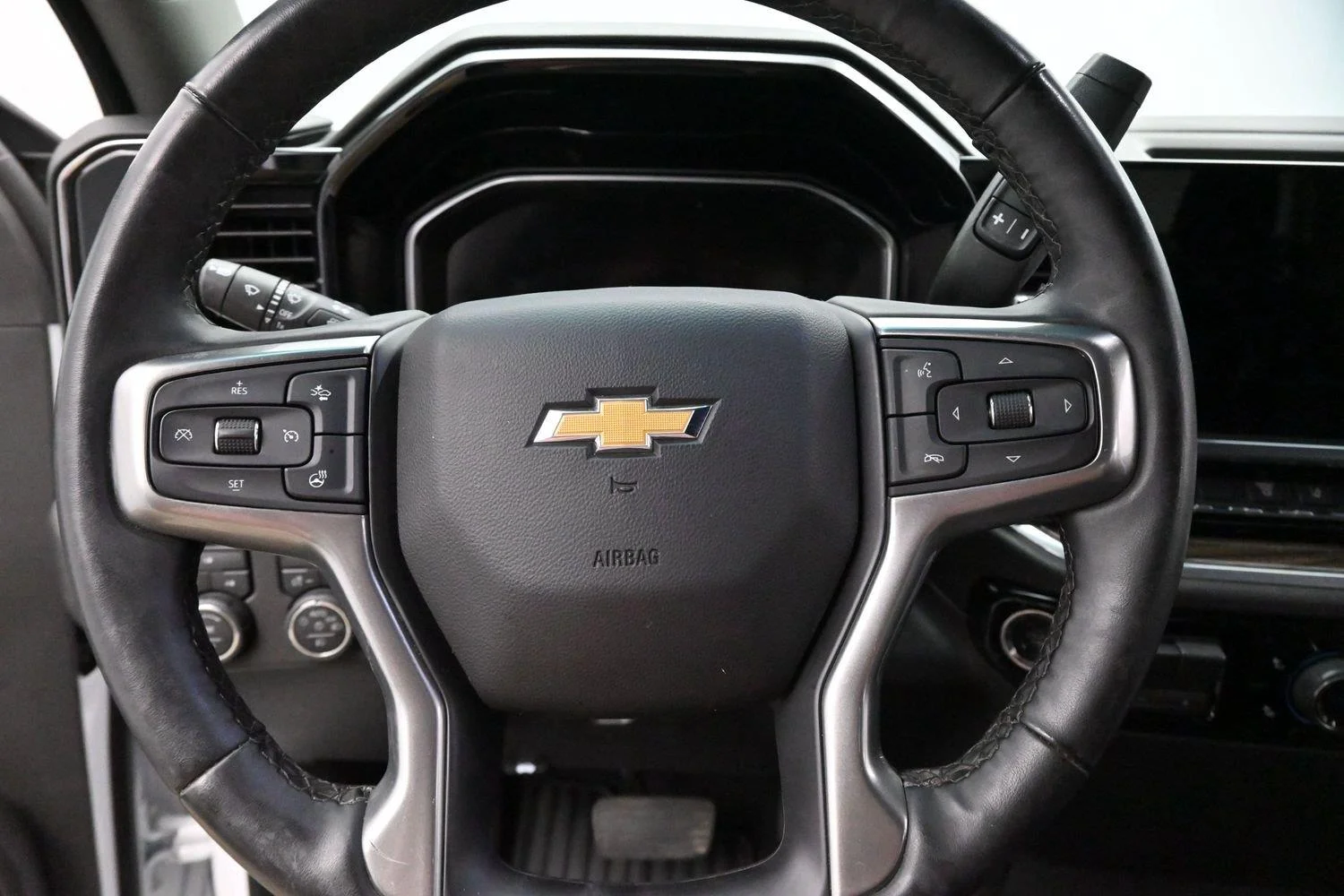 Used 2025 Summit White Chevrolet LT image 17