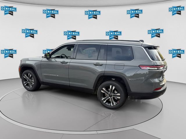 New 2027 Sting-Gray Clear-Coat Paint Jeep Limited image 3