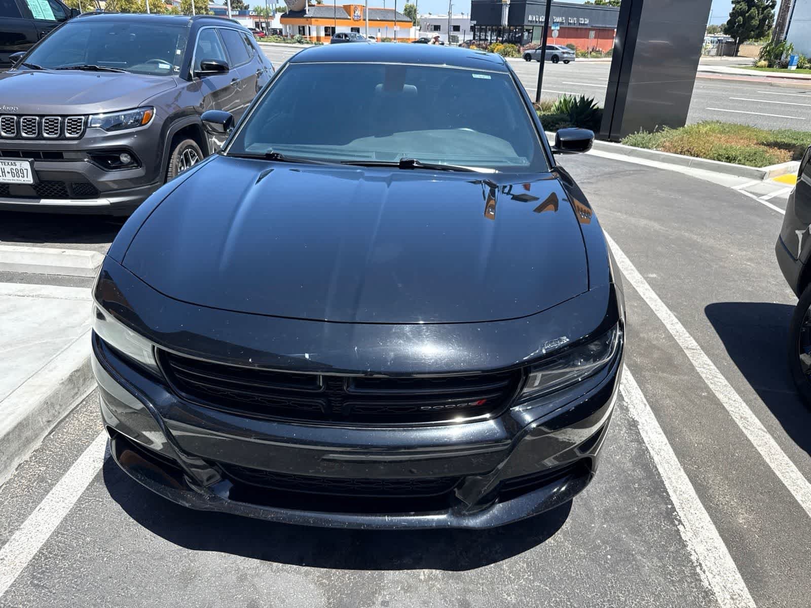 Used 2022 Pitch Black Clearcoat Dodge SXT image 2