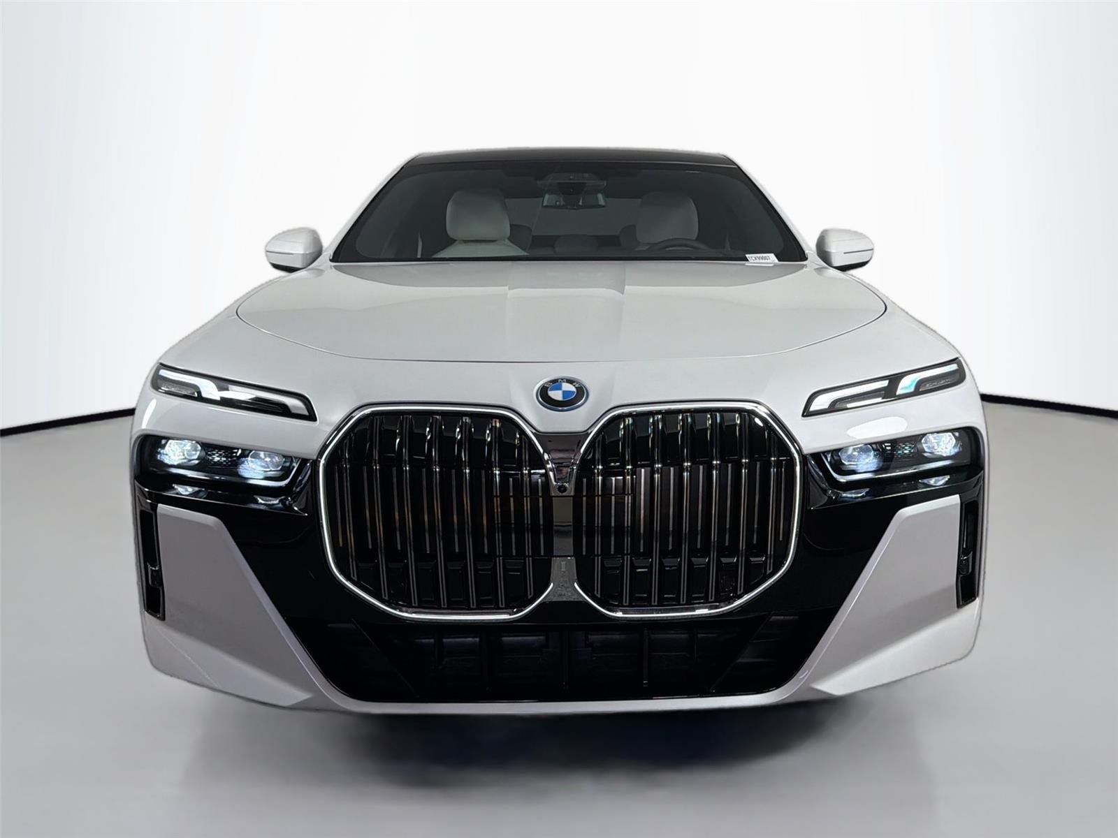 New 2026 Mineral White Metallic BMW 750e xDrive image 2