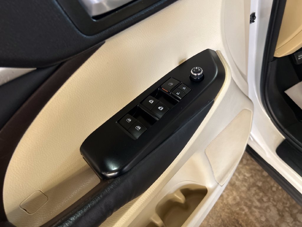 Used 2015 White Toyota XLE V6 image 16