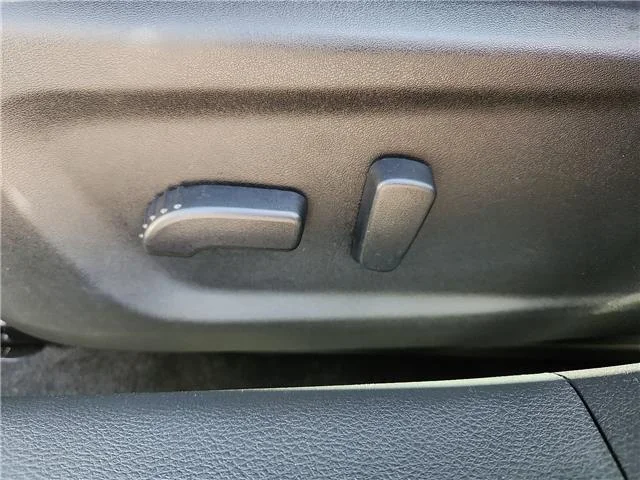 Used 2025 Shite Nissan SV image 12