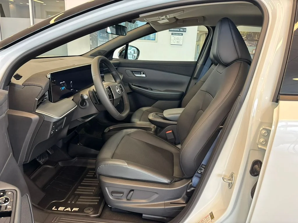 New 2026 Everest White Pearl TriCoat / Super Black Two-tone Nissan SV+ image 13