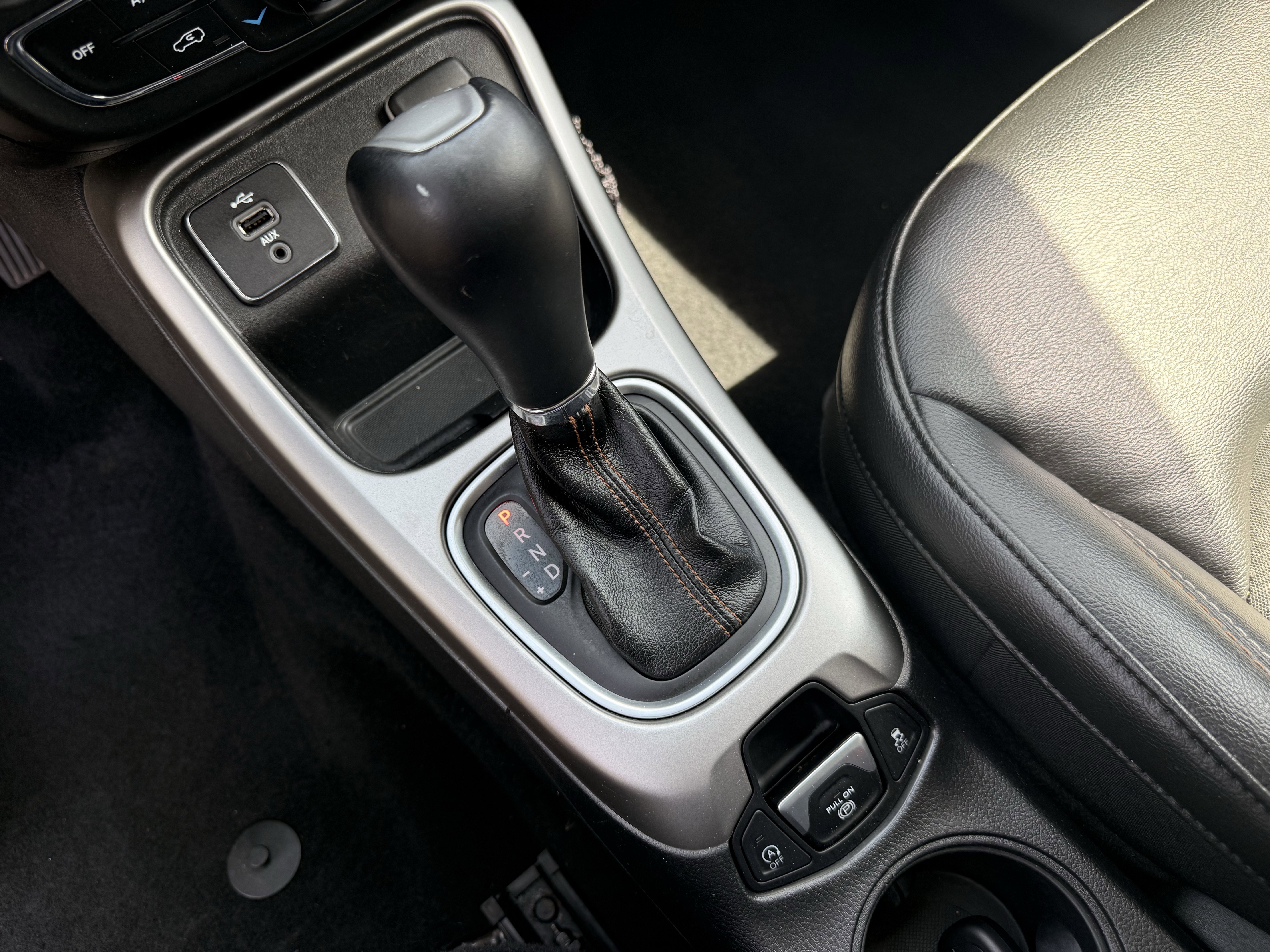 Used 2018 White Jeep Latitude image 25