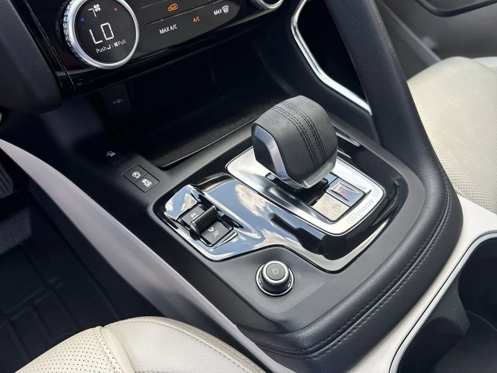 Used 2022  Jaguar P250 SE image 29