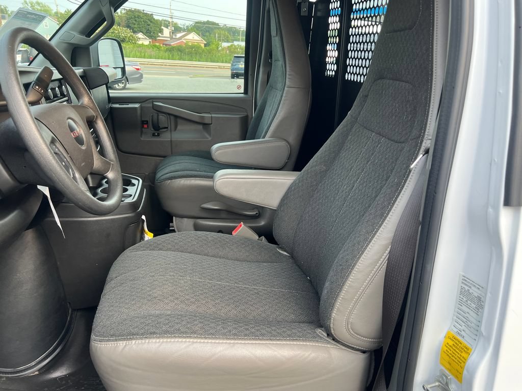 Used 2025 Summit White GMC Work Van image 13