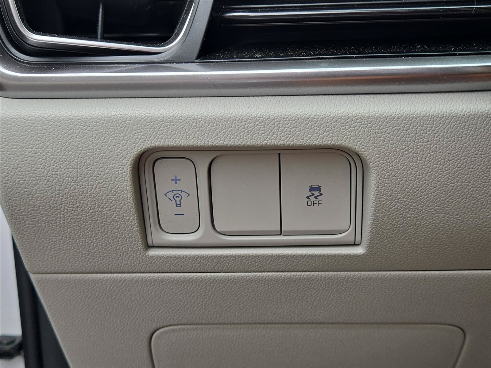 Certified Used 2025 Glacial White Pearl Kia S image 25