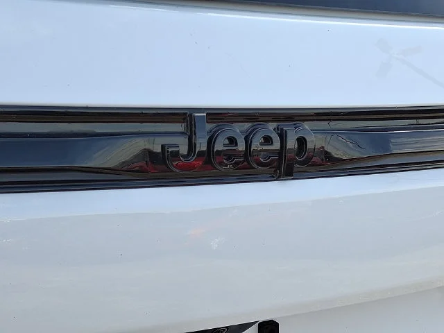 New 2027 White/off-white Jeep Limited image 19