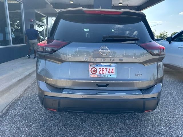 Used 2024 Gray Nissan SV image 4
