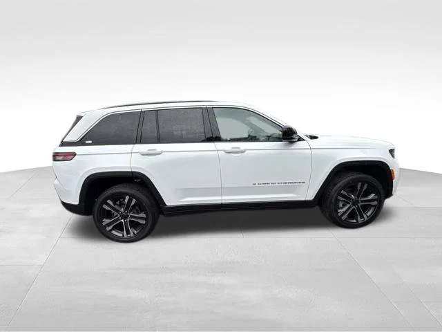 New 2027 Bright White Clear-Coat Paint Jeep Limited image 8