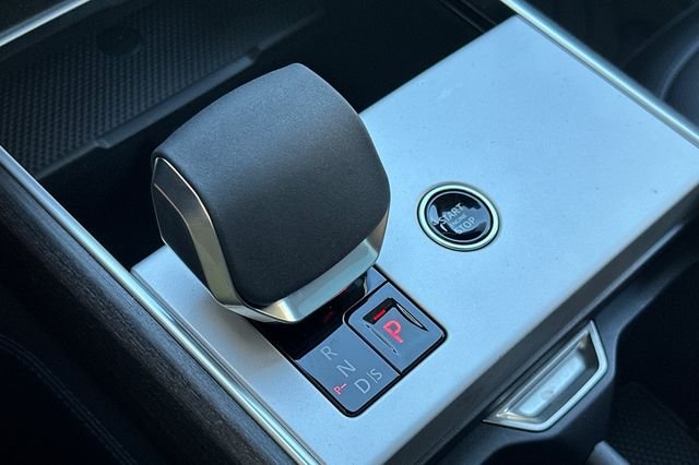 New 2026 Obsidian Black in Gloss Finish Land Rover SE image 20
