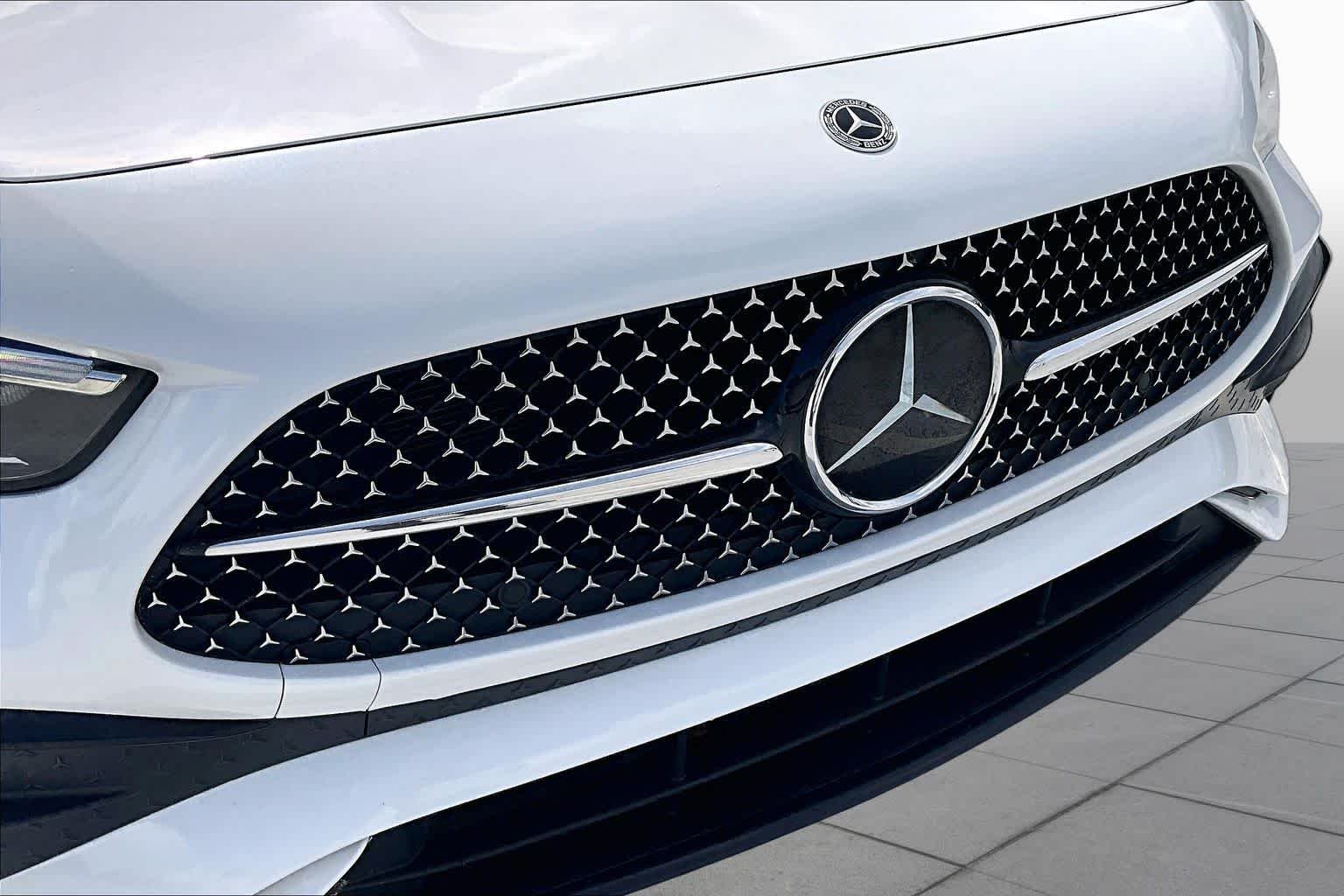 Used 2024 MANUFAKTUR Moonlight White Metallic Mercedes-Benz CLE 300 image 28