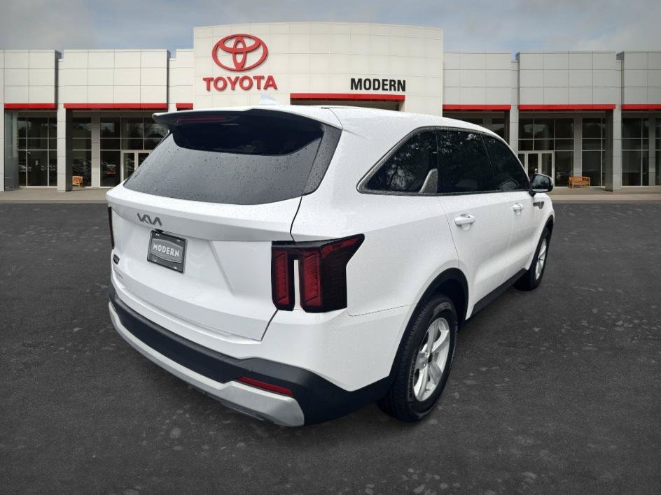 Used 2025 Glacial White Pearl Kia LX image 5